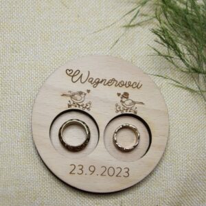 Personalizovaný drevený podnos na prstene, ktorý pridá romantický a originálny dotyk vášmu svadobnému dňu.