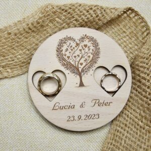 Krásny drevený podnos na prstene, ktorý bude dokonalým doplnkom pri výmene svadobných prsteňov.