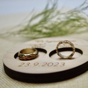 Personalizovaný drevený podnos na prstene, ktorý pridá romantický a originálny dotyk vášmu svadobnému dňu.