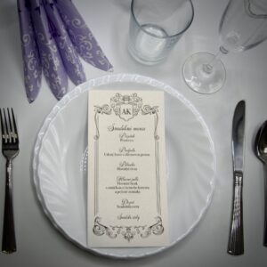 Menu pre svadobný stôl – krásne kartičky s prehľadom jedál, ktoré spríjemnia vašim hosťom svadobnú hostinu!