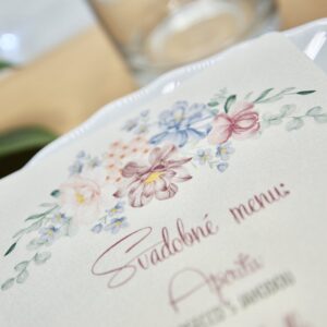 Menu pre svadobnú hostinu – elegantné tlačoviny s prehľadom jedál, ktoré rozžiaria stôl vašich hostí!