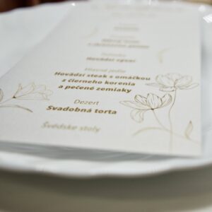 Personalizované svadobné menu – tlačené kartičky, ktoré budú nielen informovať, ale aj vylepšia vizuálny dojem stola!