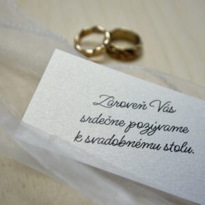 Personalizované pozvánky ku svadobnému stolu – pridajte eleganciu a organizáciu do svojho svadobného dňa!