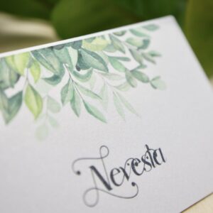 Personalizované menovky na svadobný stôl – organizujte sedenie hostí s eleganciou a štýlom!