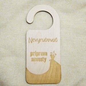 Personalizovaná drevená vysačka na dvere pre nevestu, ideálna na vyjadrenie chvíle súkromia pred svadobným obradom.